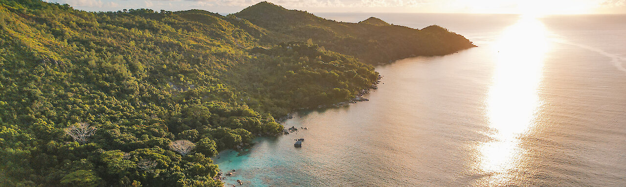 Luftaufnahme von Praslin bei Sonnenuntergang