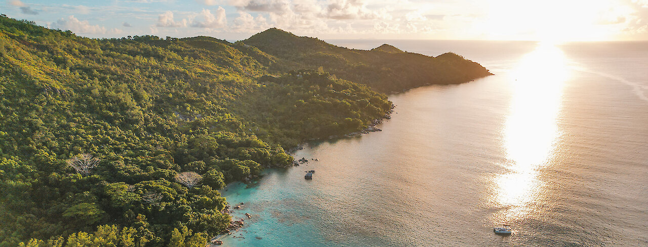 Luftaufnahme von Praslin bei Sonnenuntergang