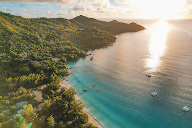 Luftaufnahme von Praslin bei Sonnenuntergang