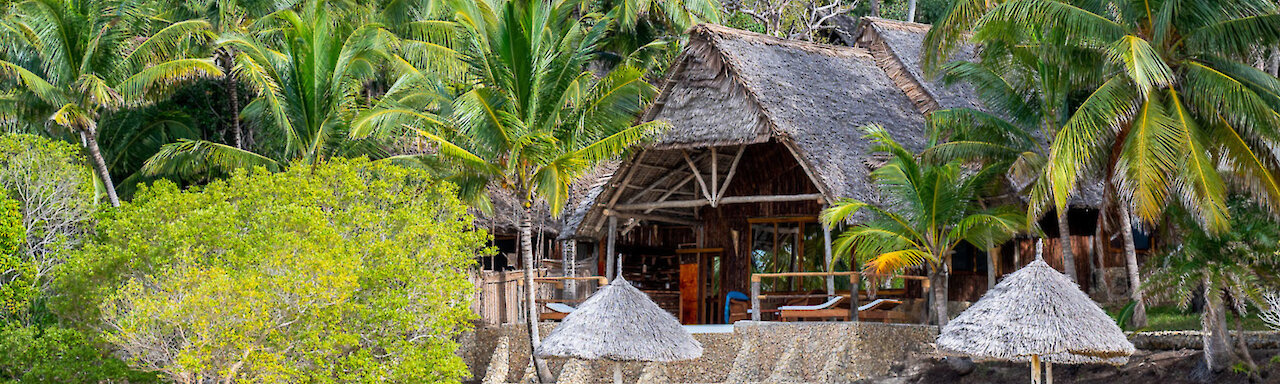 Pole Pole Bungalow vom Meer aus