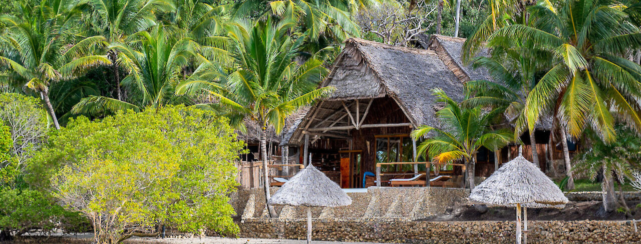 Pole Pole Bungalow vom Meer aus