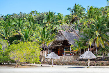 Pole Pole Bungalow vom Meer aus