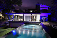 Das Hilltop Guest House bei Nacht