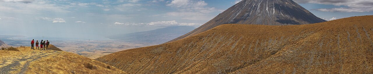 Wanderer mit Ausblick auf Ol Doinyo Lengai