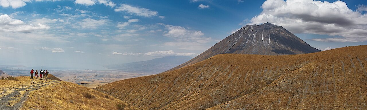 Wanderer mit Ausblick auf Ol Doinyo Lengai