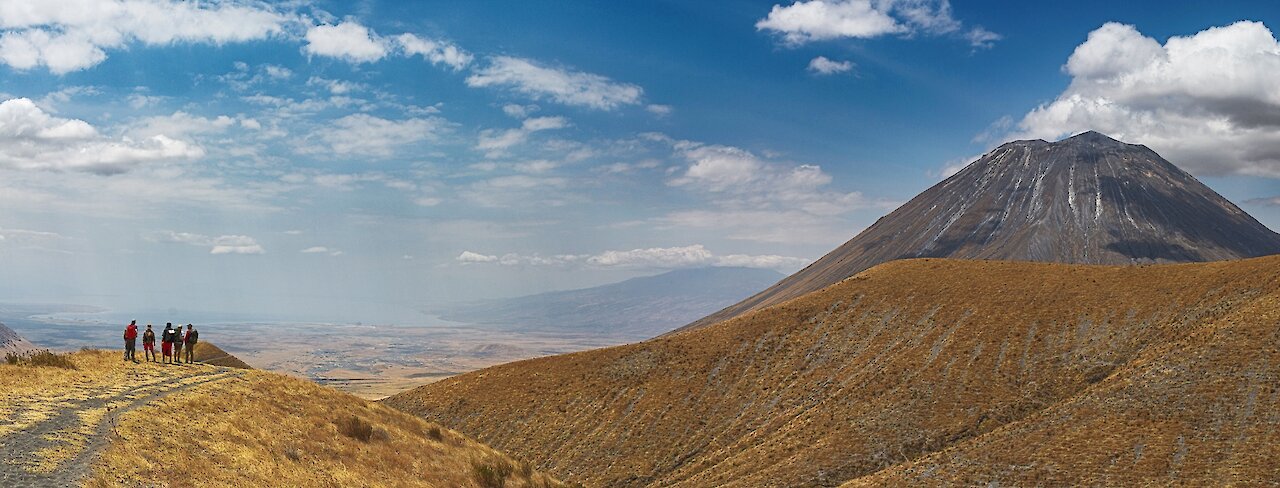 Wanderer mit Ausblick auf Ol Doinyo Lengai