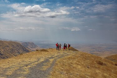 Wanderer am Aussichtspunkt über Lake Natron