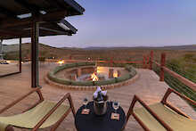 Feuerstelle der Rhino Ridge Safari Lodge