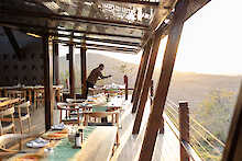 Frühstücksterrasse der Rhino Ridge Safari Lodge
