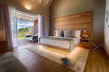 Chalet mit Balkon des Carana Beach Hotels