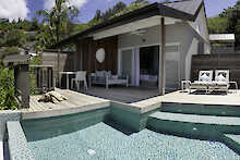 Chalet mit privatem Pool des Carana Beach Hotels