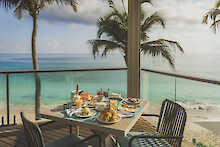 Frühstückstisch mit Blick aufs Meer