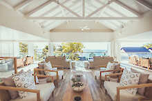 Lobby mit Sitzgelegenheiten des Carana Beach Hotels