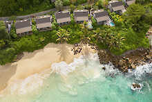 Luftaufnahme vom Strand des Carana Beach Hotels