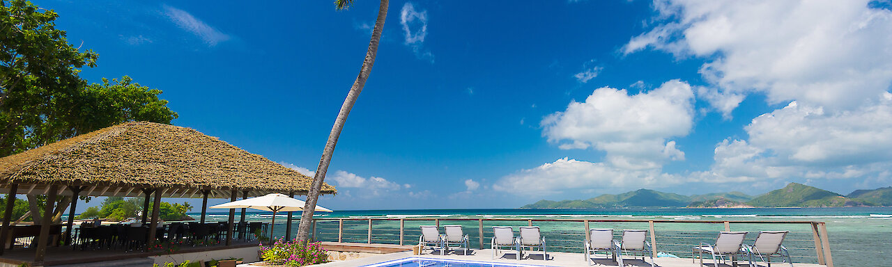 Pool mit Ausblick aufs Meer