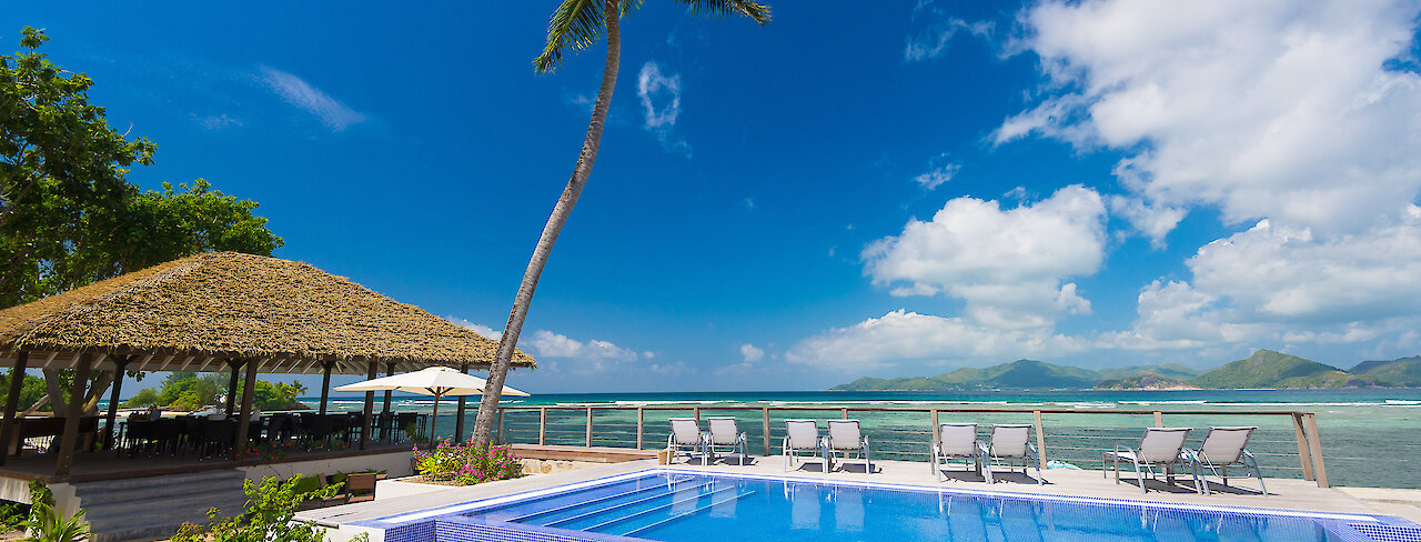 Pool mit Ausblick aufs Meer