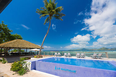 Pool mit Ausblick aufs Meer