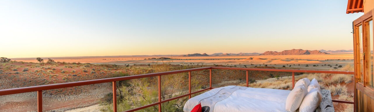 Aussicht auf die weite Landschaft von der Terrasse im Namib Dune Star Camp