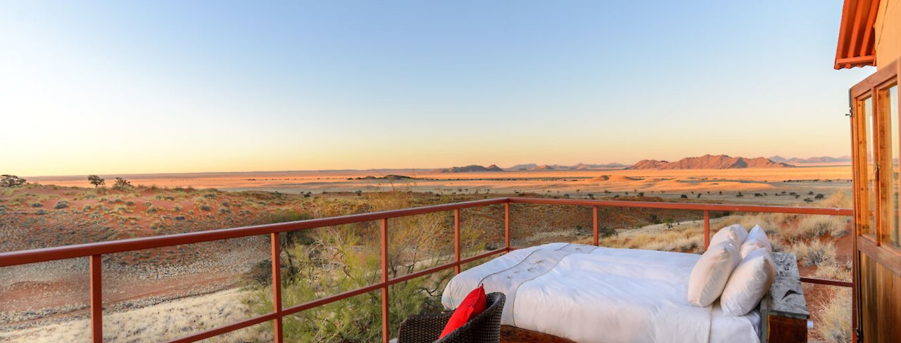 Aussicht auf die weite Landschaft von der Terrasse im Namib Dune Star Camp