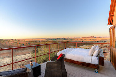Aussicht auf die weite Landschaft von der Terrasse im Namib Dune Star Camp