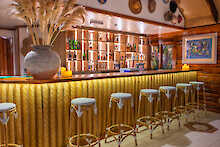 Beleuchtete Bar des Acajou Beach Resorts