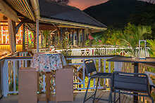 Terrasse am Abend im Acajou Beach Resort