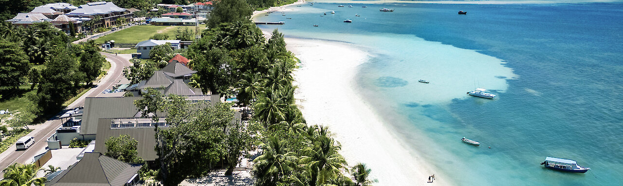 Luftaufnahme von der Indian Ocean Lodge und dem Meer