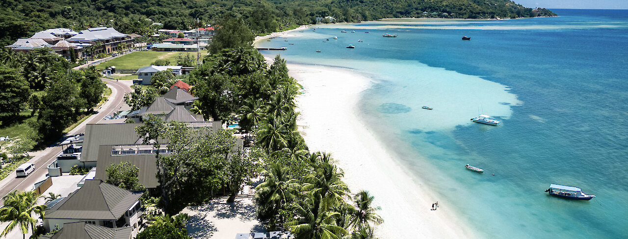 Luftaufnahme von der Indian Ocean Lodge und dem Meer