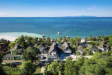 Luftaufnahme auf die Indian Ocean Lodge sowie das Meer