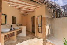 Badezimmer im Freien im Zanzibar Pearl