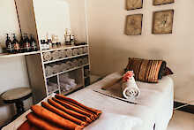 Vorbereiteter Massagetisch im The Manor at Ngorongoro