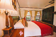 Doppelbett im Familien Cottage des The Manor at Ngorongros