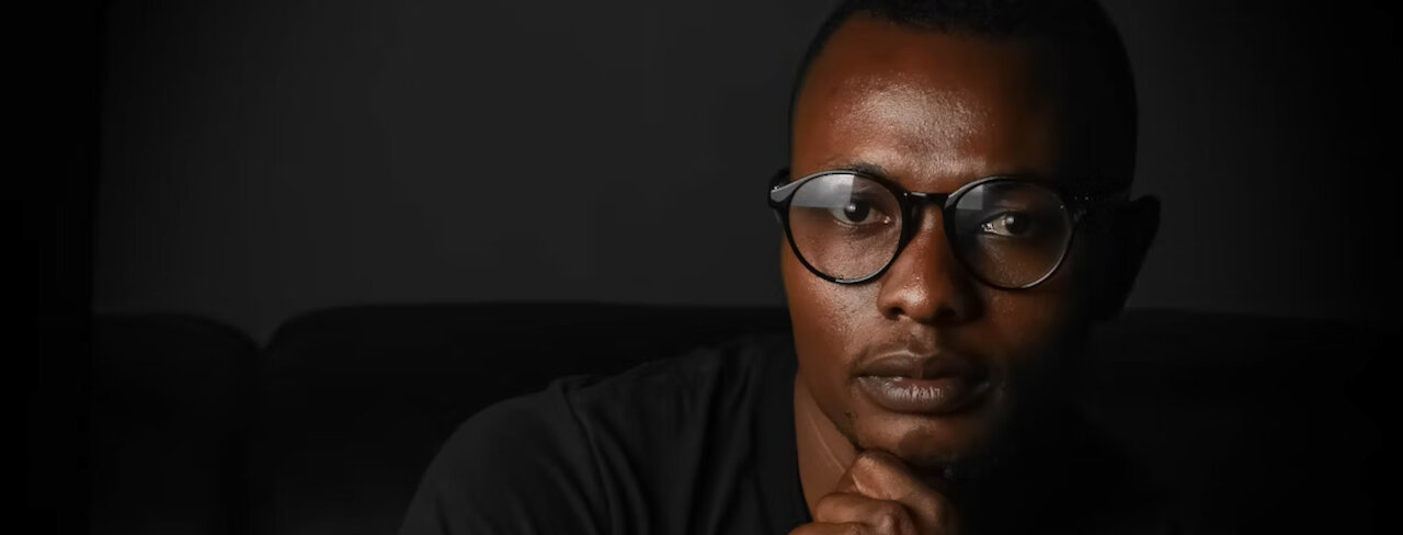 Mann mit ernstem Blick und Brille