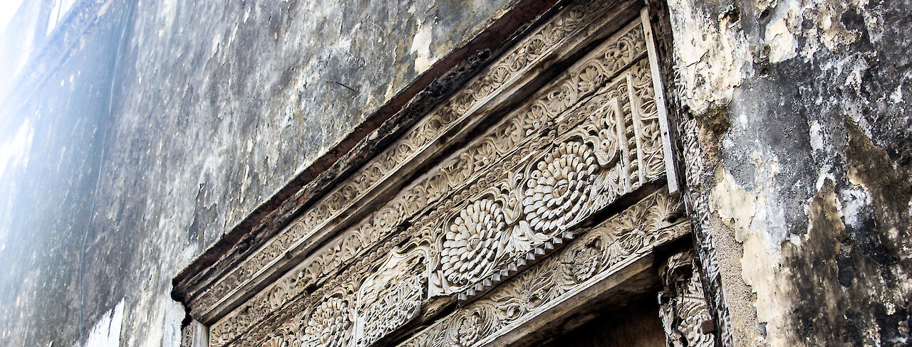 Türverzierungen eines alten Hauses in Sansibar