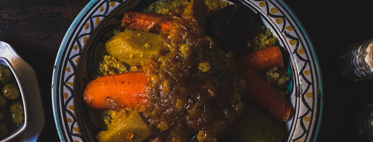 Geschichteter Couscous auf einem schönen Teller