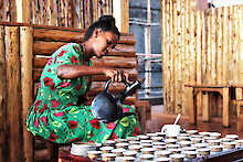 Eine Frau bei der Kaffeezeremonie