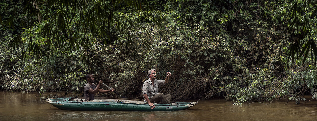 Der Verhaltensforscher Christophe Boesch mit Boot auf dem Wasser
