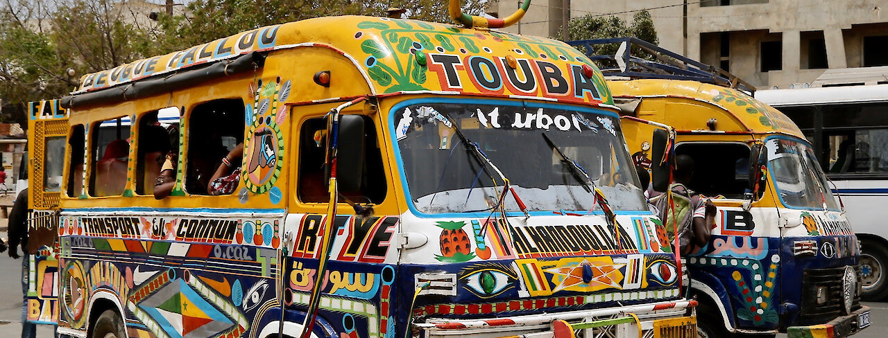 Ein bunt bemalter "Car Rapides" in Dakar