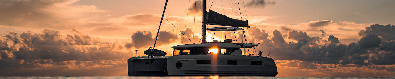 Katamaran bei Sonnenuntergang