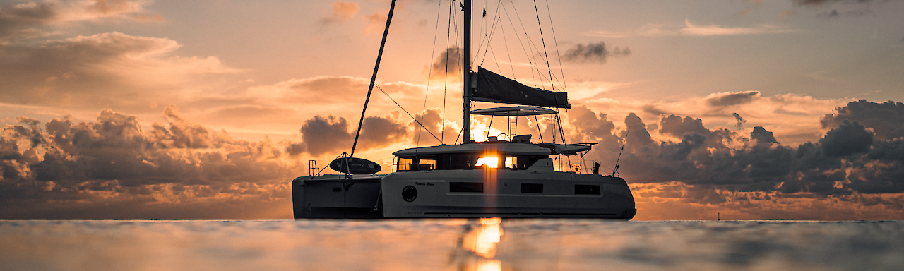 Katamaran bei Sonnenuntergang