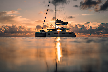 Katamaran bei Sonnenuntergang