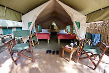 Blick ins Zelt des Karamoja Safari Camps