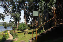 Außenansicht der Bungalows des Mutanda Lake Resorts