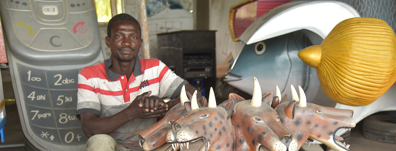 Der Kunsthandwerker neben seinem handgefertigtem Produkt