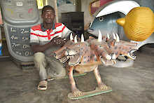 Der Kunsthandwerker neben seinem handgefertigtem Produkt