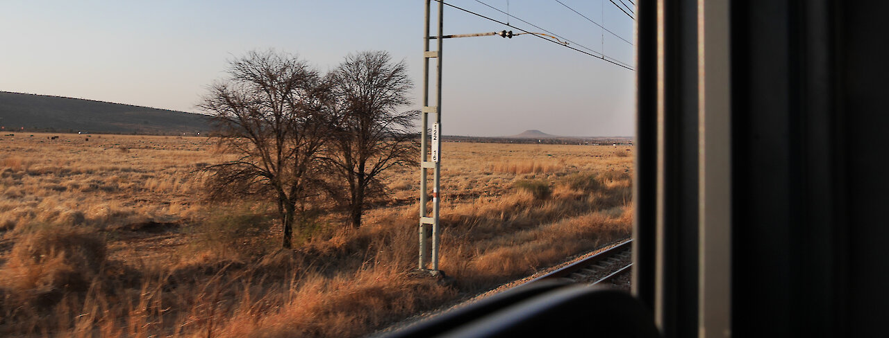 Mit dem Zug vorbei an der Karoo Landschaft in Südafrika
