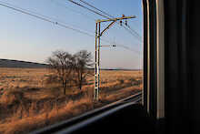 Mit dem Zug vorbei an der Karoo Landschaft in Südafrika