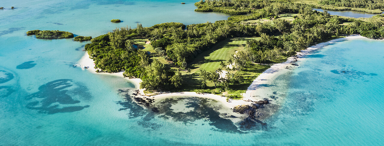 Herrliches Grün im blauen Meer von Mauritius