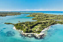 Herrliches Grün im blauen Meer von Mauritius