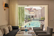 Kwetu Hotel Nairobi Restaurant mit Blick zum Pool